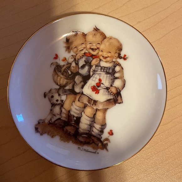 3 mini  MJ Hummel collectible plates - Picture 4 of 6